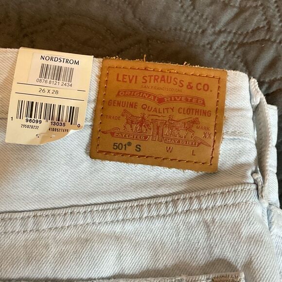 Levi’s 501 Women’s Distressed Raw Hem Straight Leg Light Blue Wash Jeans 26 NWT - Picture 4 of 6